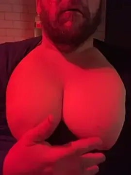 hugemanbreasts 免费直播 xxx 摄像头